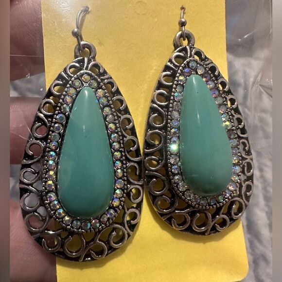 Elegant Man-Made Mint crystals
Filigree Earring,NWT - Picture 9 of 13